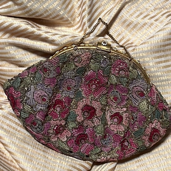 FLORAL LACE KNIT EVENING BAG CLUTCH, PINK AND GOLD. - Picture 1 of 9